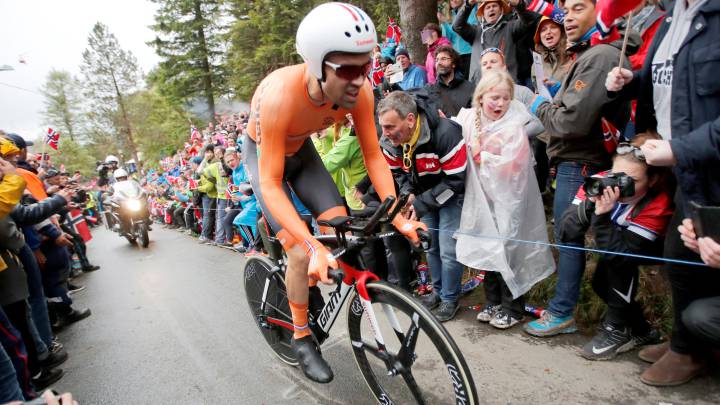 Tom Dumoulin sube el Mount Floyen durante la contrarreloj de los Mundiales de Ciclismo en Ruta de Bergen 2017.