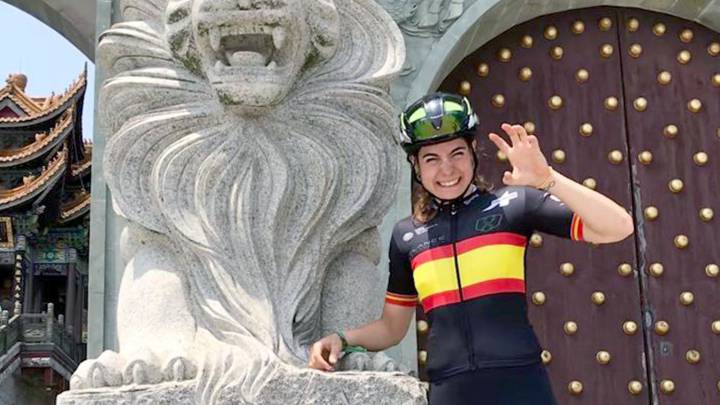 Sheyla Gutiérrez posa junto a una estatua de un león tras proclamarse campeona del Tour de Zhoushan Island.