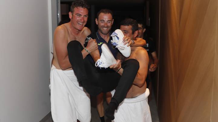 Varios miembros del staff y del equipo de la selección española de Ciclismo llevan a hombros a Alejandro Valverde para tirarle a la piscina tras proclamarse campeón del mundo.