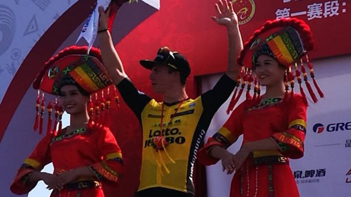 Dylan Groenewegen posa en el podio como ganador de la primera etapa del Tour de Guangxi.
