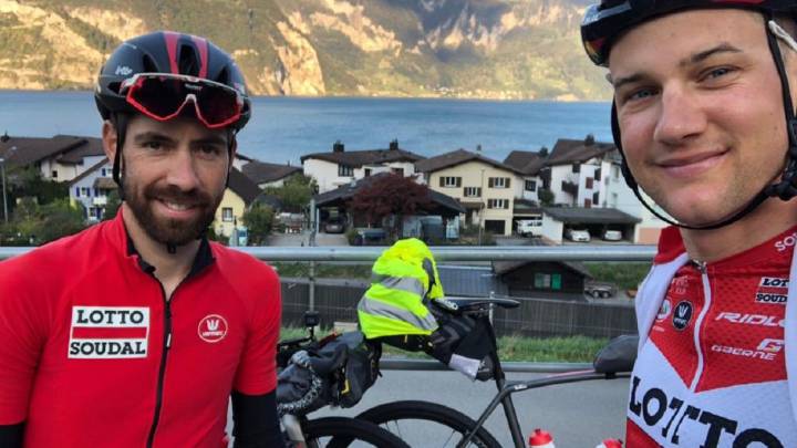 Thomas De Gendt y Tim Wellens posan durante un descanso de su aventura  The Final Breakaway en la que recorren en bicicleta los 1.000 kilómetros que hay entre Lombardía y Bélgica.