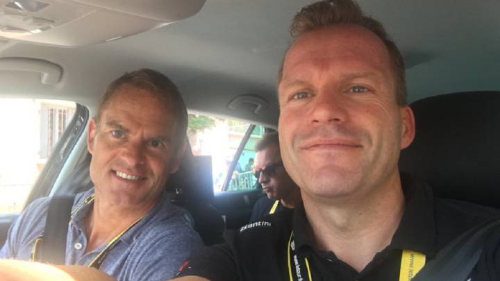 Steven de Jongh posa junto a Frank de Boer durante una etapa del Tour de Francia 2018.