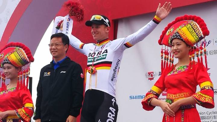 Pascal Ackermann posa en el podio como vencedor de la segunda etapa del Tour de Guangxi.