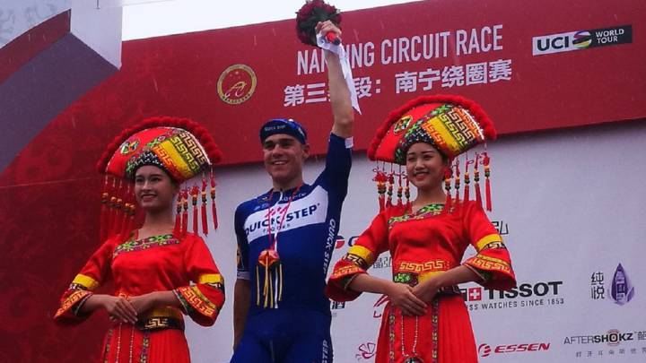 El ciclista holandés del Quick-Step Fabio Jakobsen posa en el podio tras ganar la sexta etapa del Tour de Guangxi en Nanning.