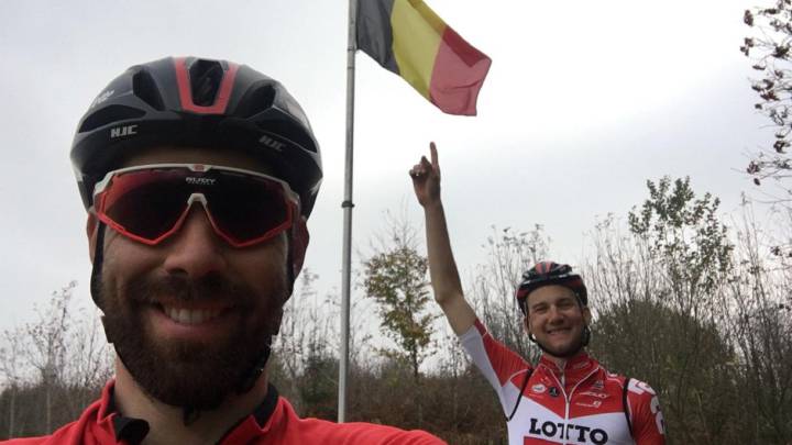 Thomas de Gendt y Tim Wellens posan tras llegar a Bélgica en su odisea desde Lombardía tras concluir la quinta etapa de su viaje.