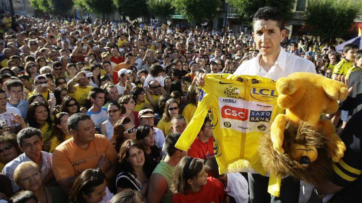 Carlos Sastre posa durante el recibimiento que le hicieron en El Barraco tras ganar el Tour de Francia 2008.