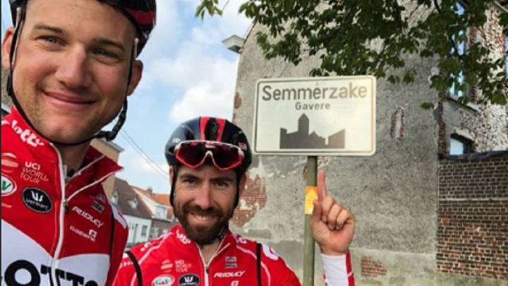 Tim Wellens y Thomas de Gendt posan a su llegada a Semmerzake tras concluir la última jornada de #TheFinalBreakaway en la que han recorrido 1.000 kilómetros desde Lombardía hasta Bélgica.