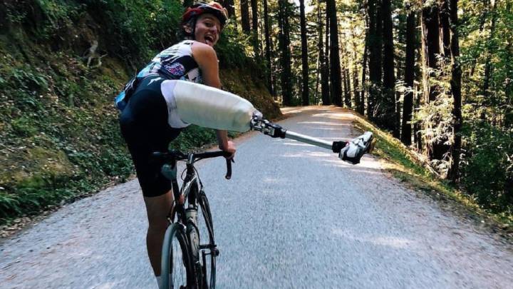 Adrien Costa rueda en bicicleta con una prótesis en su pierna derecha después de que se la amputasen el pasado mes de agosto tras quedársele aplastada por una roca mientras realizaba escalada.