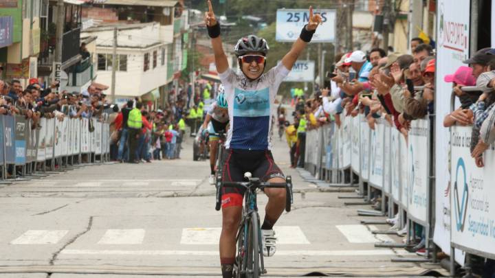 La ciclista colombiana Paula Patiño celebra su victoria en la segunda etapa de la Vuelta a Colombia Femenina.