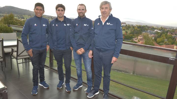 Nairo Quintana, Mikel Landa, Alejandro Valverde y Eusebio Unzué posan en la concentración del Movistar en el Castillo de Gorraiz.