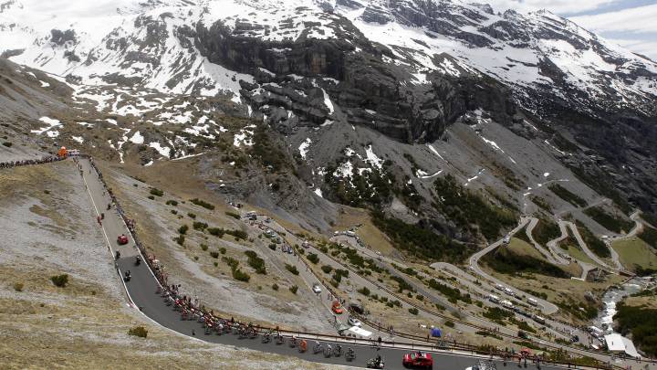 El pelotón asciende el Passo dello Stelvio durante el Giro de Italia 2017.