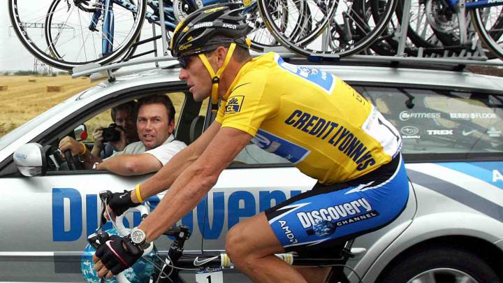 Johan Bruyneel habla con Lance Armstrong durante la última etapa del Tour de Francia 2005, en la que el US Postal pasó a llamarse Discovery Channel.