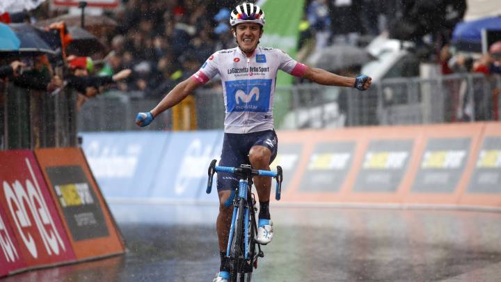 El ciclista ecuatoriano del Movistar Richard Carapaz celebra su victoria en la octava etapa del Giro de Italia 2018, con la llegada en alto al Santuario de Montevergine.