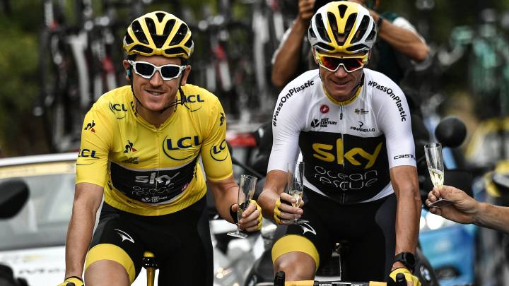 Geraint Thomas y Christopher Froome brindan con champán durante la última etapa del Tour de Francia 2018 entre Houilles y París Campos-Elíseos.
