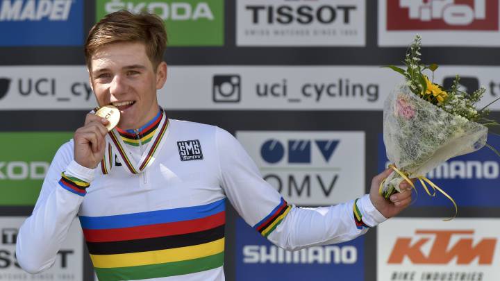 Remco Evenepoel muerde la medalla de oro tras proclamarse campeón del mundo junior de contrarreloj en los Mundiales de Ciclismo en Ruta de Innsbruck.
