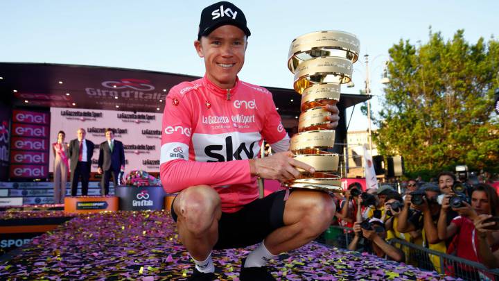 Christopher Froome posa con el trofeo de campeón del Giro de Italia 2018.