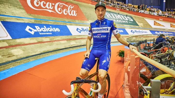 Elia Viviani posa con el nuevo maillot del Deceuninck-Quick Step durante los Seis Días de Gante.