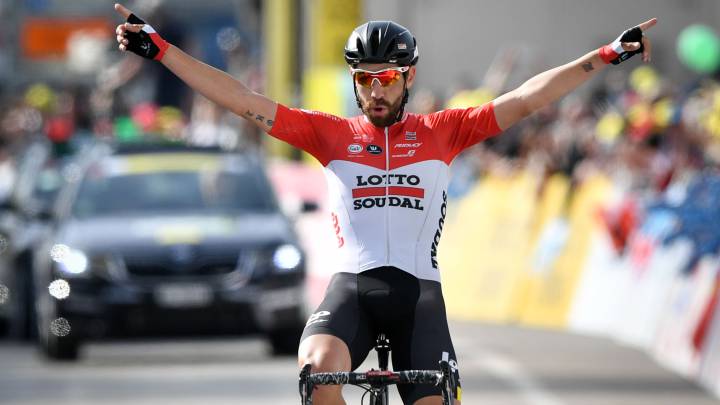 Thomas De Gendt celebra su victoria en la segunda etapa del Tour de Romandía 2018.