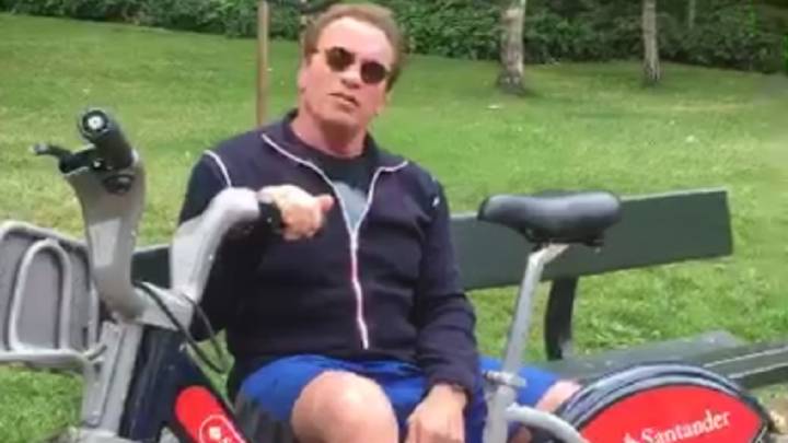 Arnold Schwarzenegger descansa tras rodar en bicicleta por Londres.