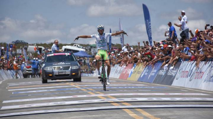 Gonzalo Najar celebra su victoria en el Alto de Colorado en la etapa reina de la Vuelta a San Juan 2018.