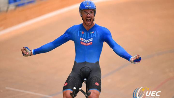 Samuele Manfredi celebra su triunfo en persecución individual en los Campeonatos de Europa de Ciclismo en Pista junior.