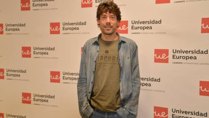 El exciclista Óscar Freire posa antes de un curso en la Universidad Europea.