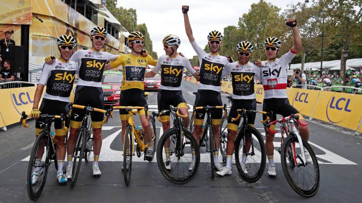 Los ciclistas del equipo Sky, con Geraint Thomas y Chris Froome a la cabeza, celebran la victoria del ciclista galés en la general del Tour de Francia 2018.