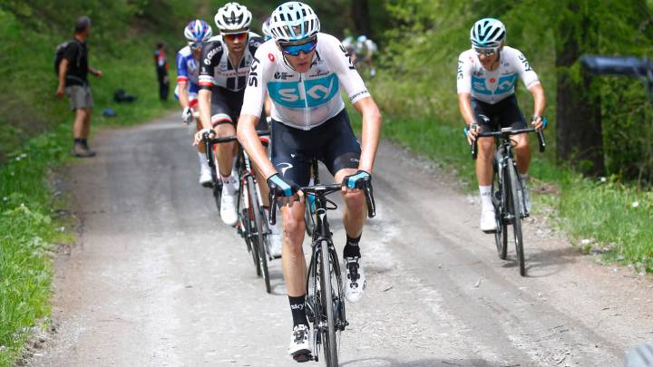 Chris Froome ataca en el Colle delle Finestre durante la 19ª etapa del  Giro de Italia 2018.