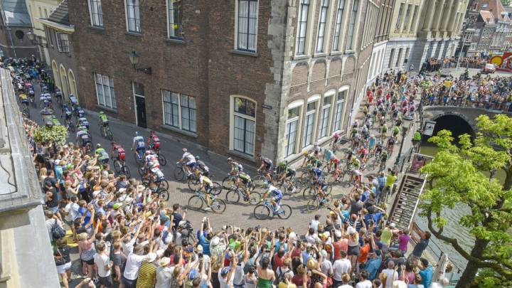 Imagen de los ciclistas rodando por la ciudad de Utrecht.