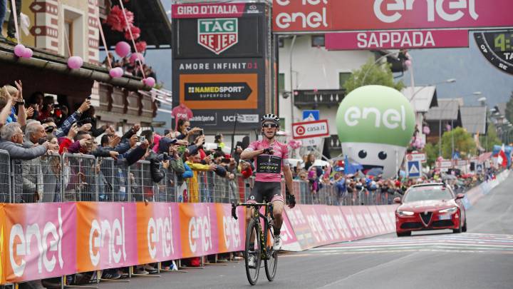 Simon Yates, con la maglia rosa, celebra su victoria en Sappada en la 15ª etapa del Giro de Italia 2018.