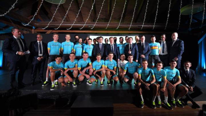 Los ciclistas del Astana posan durante la presentación del equipo para 2019.