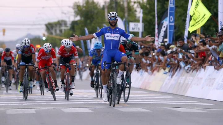 Fernando Gaviria celebra su victoria al sprint en la primera etapa de la Vuelta a San Juan 2018.