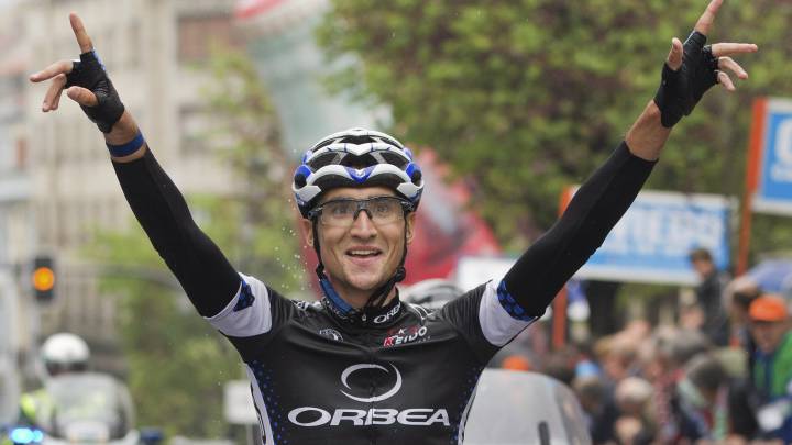 El corredor del equipo Orbea Continental, Víctor Cabedo celebra su victoria en la cuarta etapa de la Vuelta a Asturias 2010.