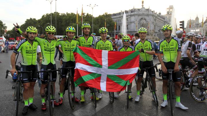 Los ciclistas del Euskadi-Murias posan con la ikurriña tras concluir la Vuelta a España 2018.
