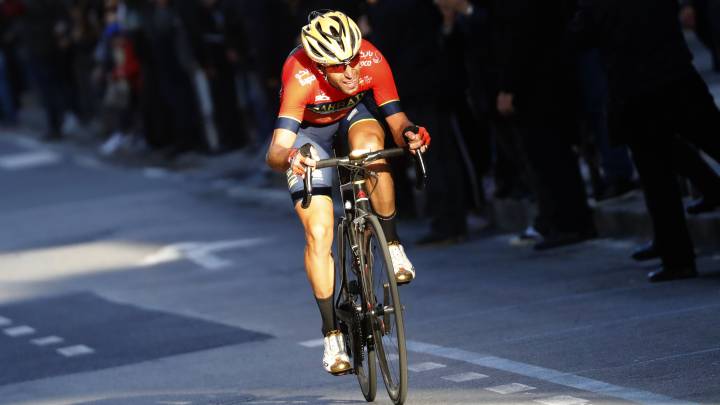 Vincenzo Nibali rueda en la subida al Poggio durante la Milán-San Remo 2018.