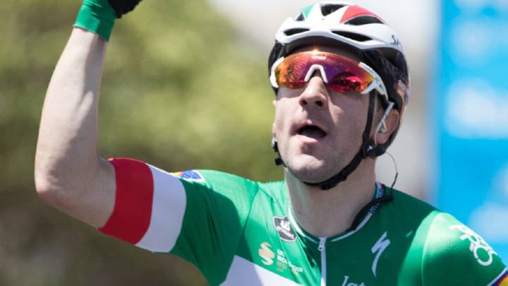 Elia Viviani celebra su victoria en la primera etapa del Santos Tour Down Under.