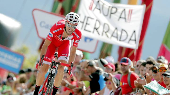 El líder de la general, el corredor español del equipo Cofidis Jesús Herrada, cruza la línea de meta de la decimotercera etapa de la Vuelta, disputada entre Candás y La Camperona (León).