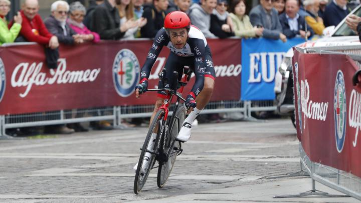 Fabio Aru rueda en la crono del Giro de Italia 2018.