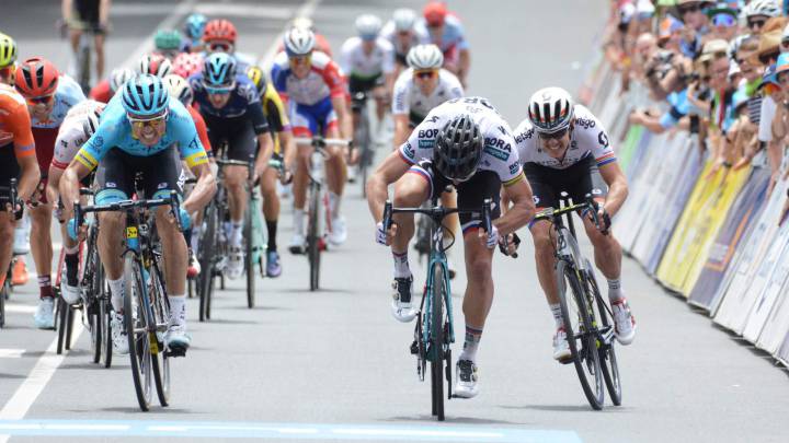 Peter Sagan supera a Luis Leon Sanchez y Dryl Impey durante la tercera etapa del Tour Down Under.