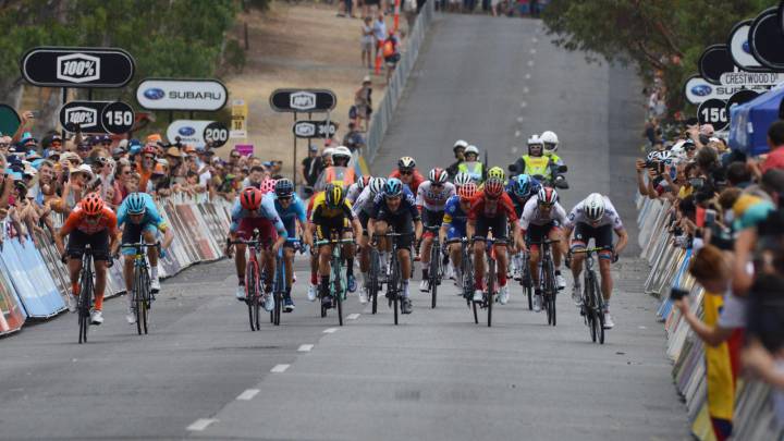 Patrick Bevin y Daryl Impey lanzan el sprint durante la cuarta etapa del Tour Down Under con final en Campbelltown.