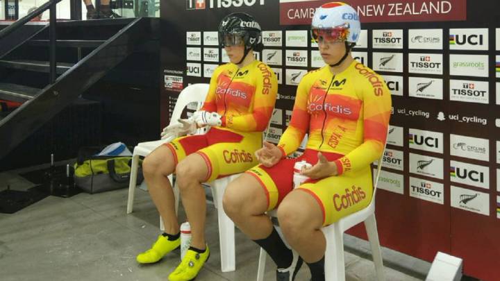 Tania Calvo y Helena Casas, tras competir en una prueba de la Copa del Mundo de Ciclismo en Pista.