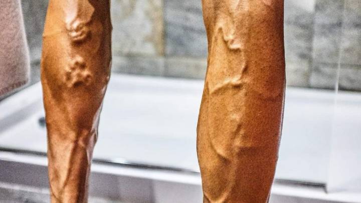 Imagen de las piernas de Enric Mas en las que se distinguen sus venas tras el esfuerzo realizado sobre la bici.