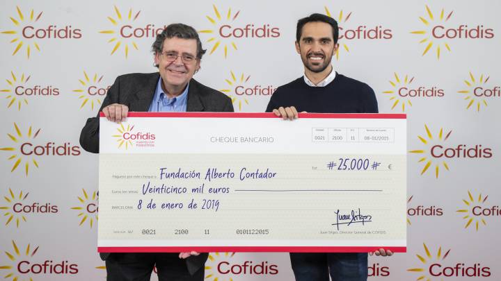 Alberto Contador recibe de manos de Juan Sitges los 25.000 euros recaudados durante la iniciativa Pelotón Solidario en la pasada Vuelta a España.