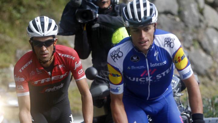 Enric Mas y Alberto Contador ascienden L'Angliru en la vigésima etapa de la Vuelta a España 2017.