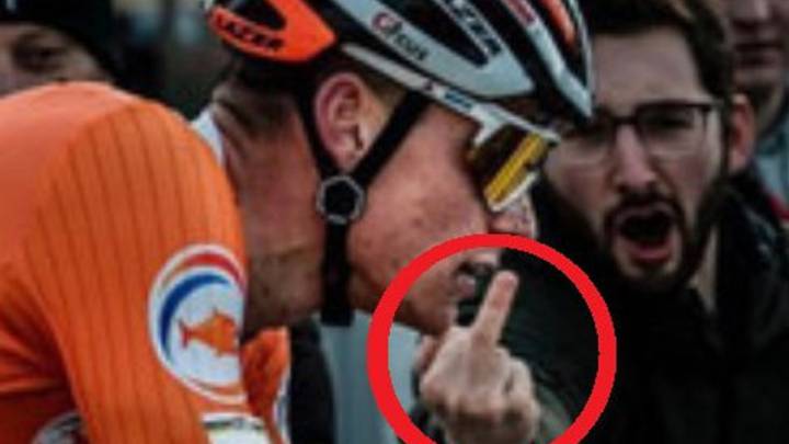 Un aficionado le hace una peineta a Mathieu Van der Poel durante los Mundiales de Ciclocross en Bogense.