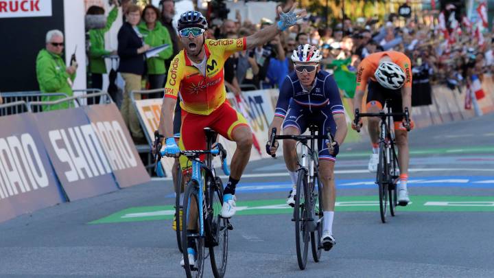 Alejandro Valverde celebra su victoria en la prueba en ruta de los Mundiales de Ciclismo en Ruta de Innsbruck 2018.