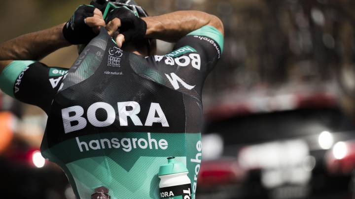 El ciclista alemán del Bora-Hansgrohe Michael Schwartzmann carga bidones de agua durante la tercera etapa de la Vuelta a España 2018.