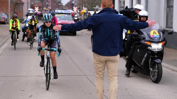 Una ciclista obliga a parar la Het Nieuwsblad porque casi caza al pelotón masculino