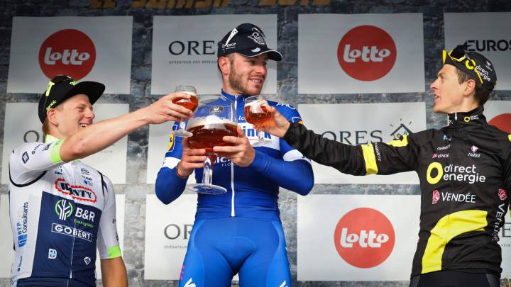 Así se celebra el podio en Samyn: litros de cerveza para los ciclistas
