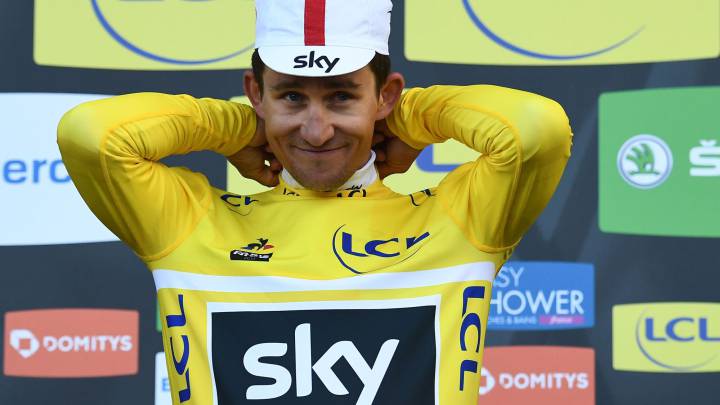 Michal Kwiatkowski posa con el maillot amarillo de líder tras la cuarta etapa de la París-Niza.